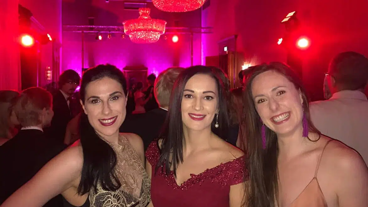 Ball Im Wiener Rathaus, Elegante Junge Damen