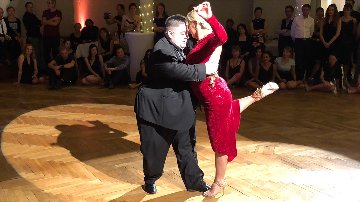 Alejandra Und Aoniken Tanzen Zu Buscandote