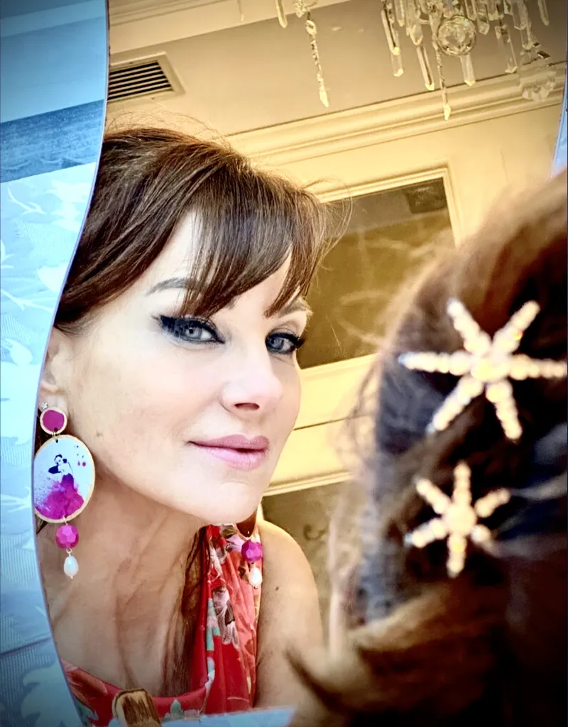 Gina Anders Mit Ohrringen